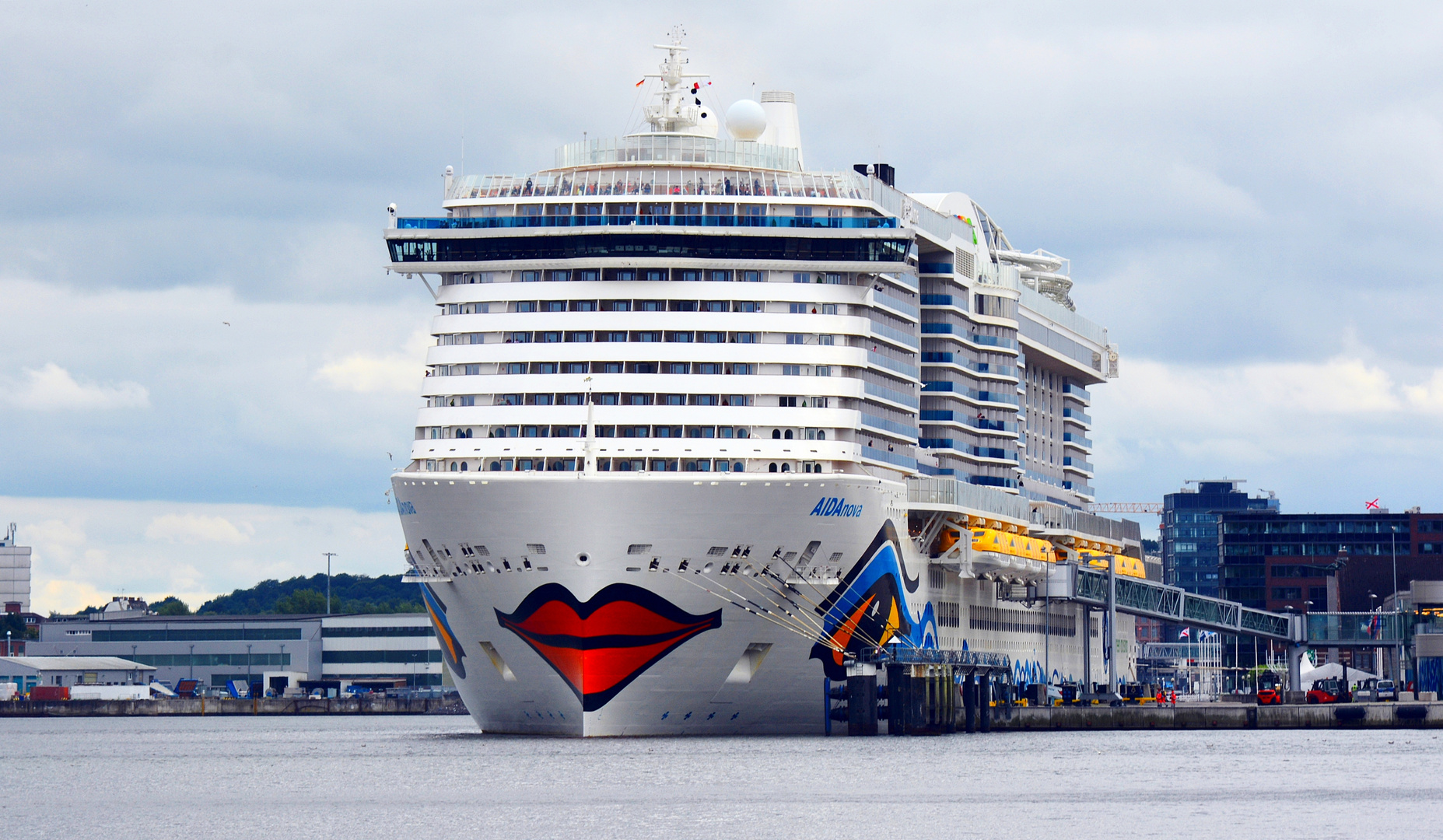 Die AIDA NOVA am Liegeplatz in Kiel