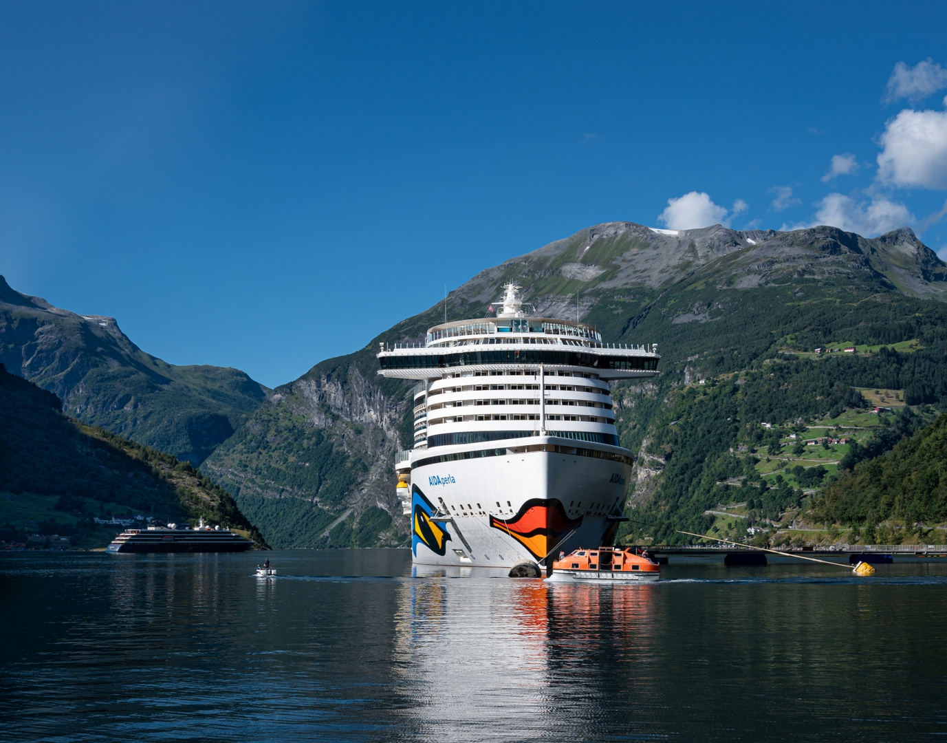 Die "AIDAperla" in Geiranger