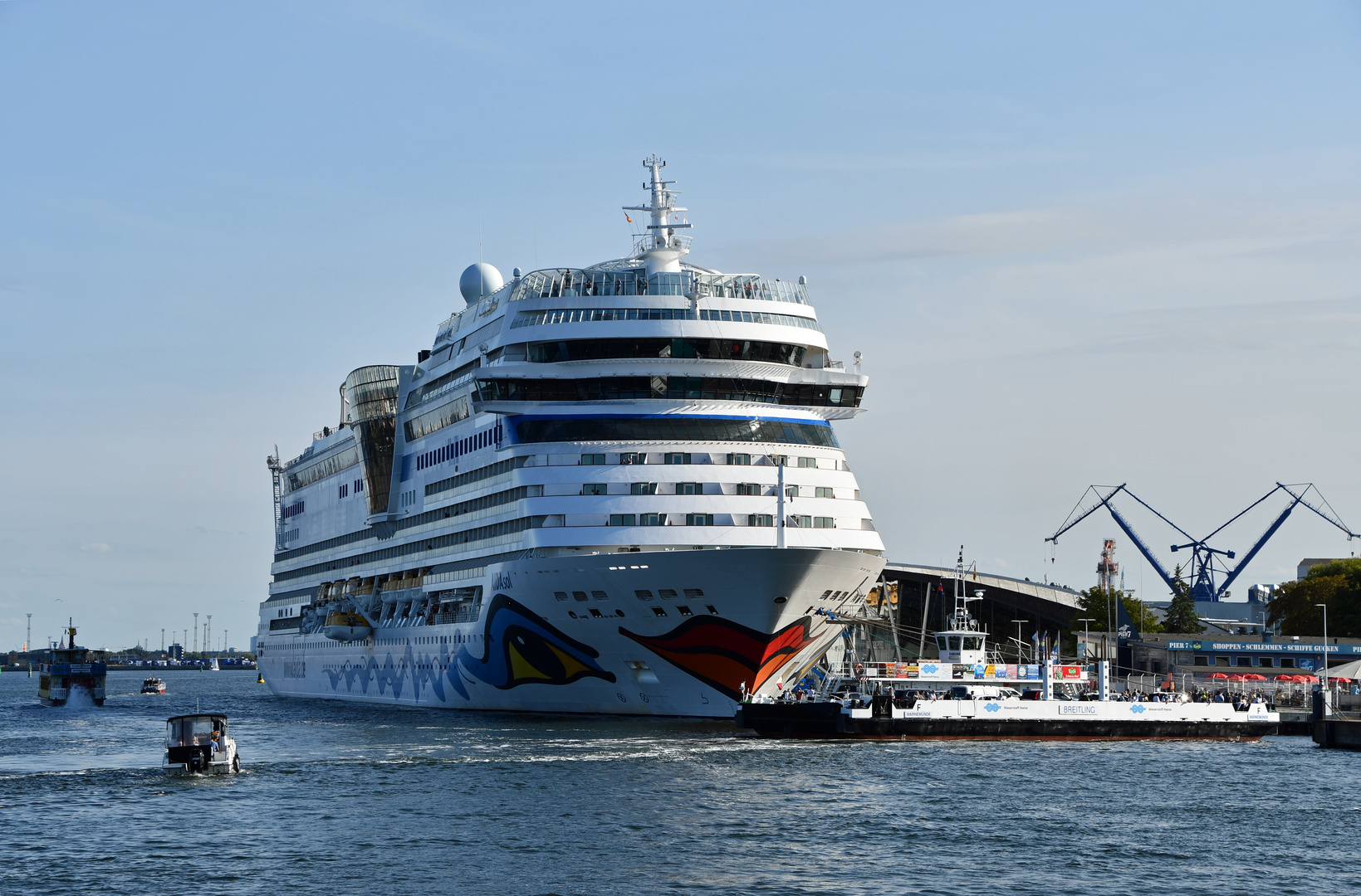 Die "AIDAsol" am Warnemünder Passagierkai