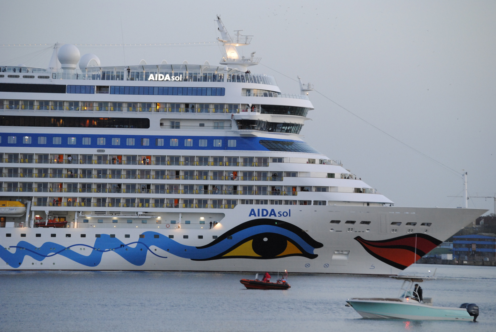 Die AIDAsol beim drehen im Kieler Hafen1