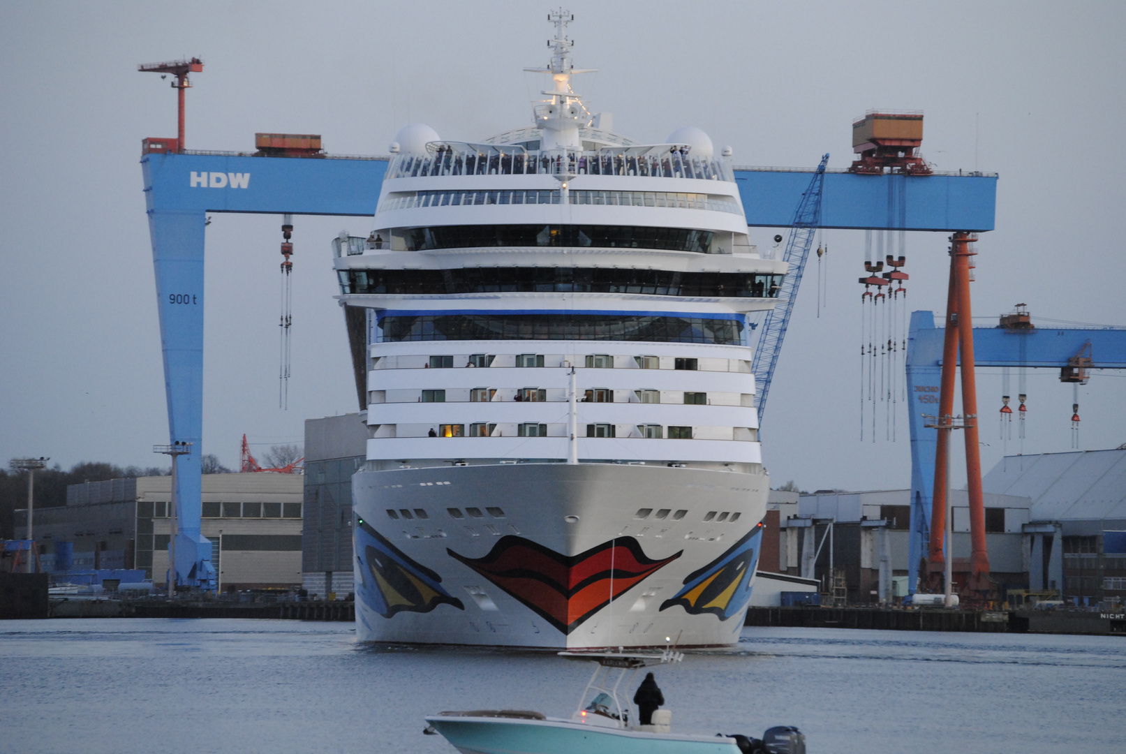 Die AIDAsol beim drehen im Kieler Hafen2