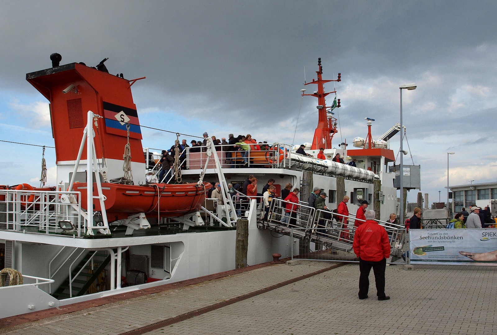 Die aktuelle Marinefarbe: ROT !   :-))