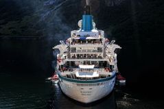 Die Albatros auf Reede im Geiranger