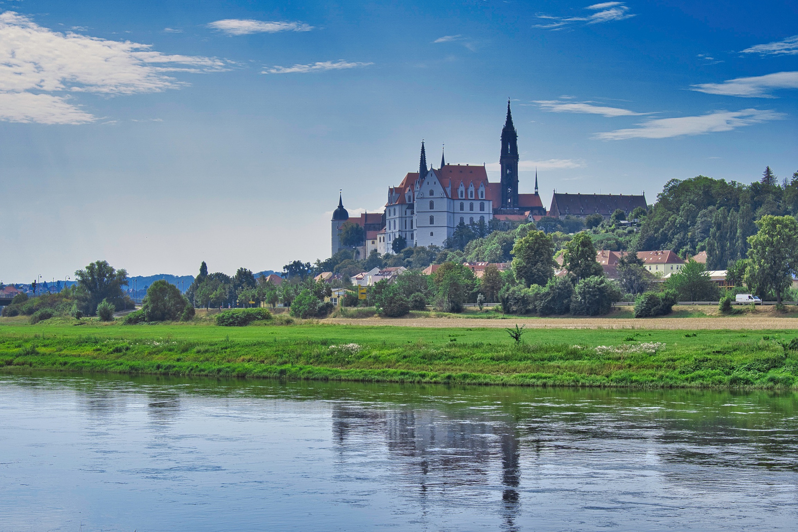 Die Albrechtsburg am Elbebogen bei Meißen