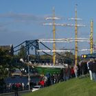 Die Alexander von Humboldt II passiert die KW-Brücke