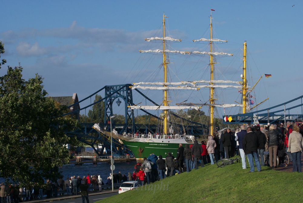 Die Alexander von Humboldt II passiert die KW-Brücke