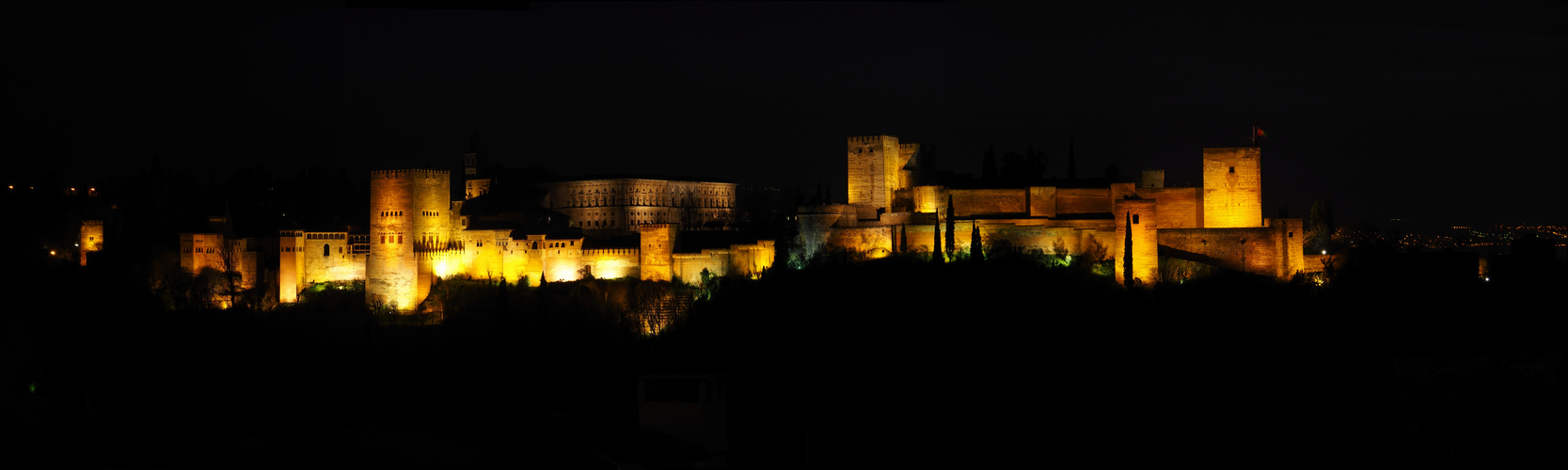 Die Alhambra bei Nacht