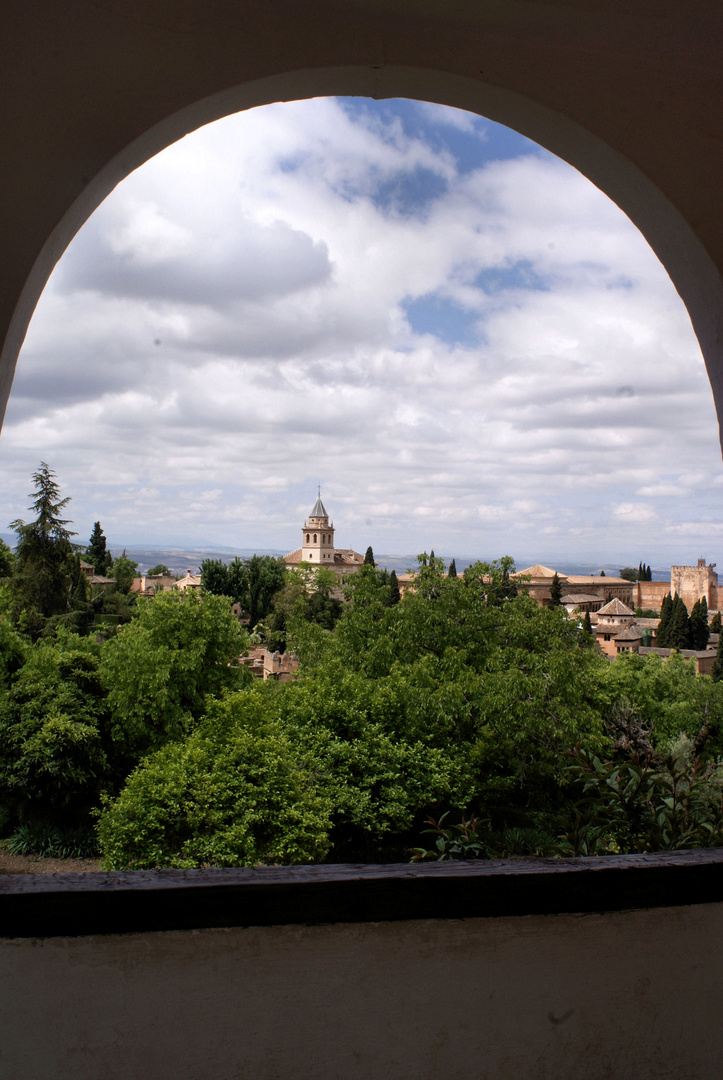 Die Alhambra im Torbogen