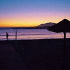 Die alleine am Strand spazieren geht