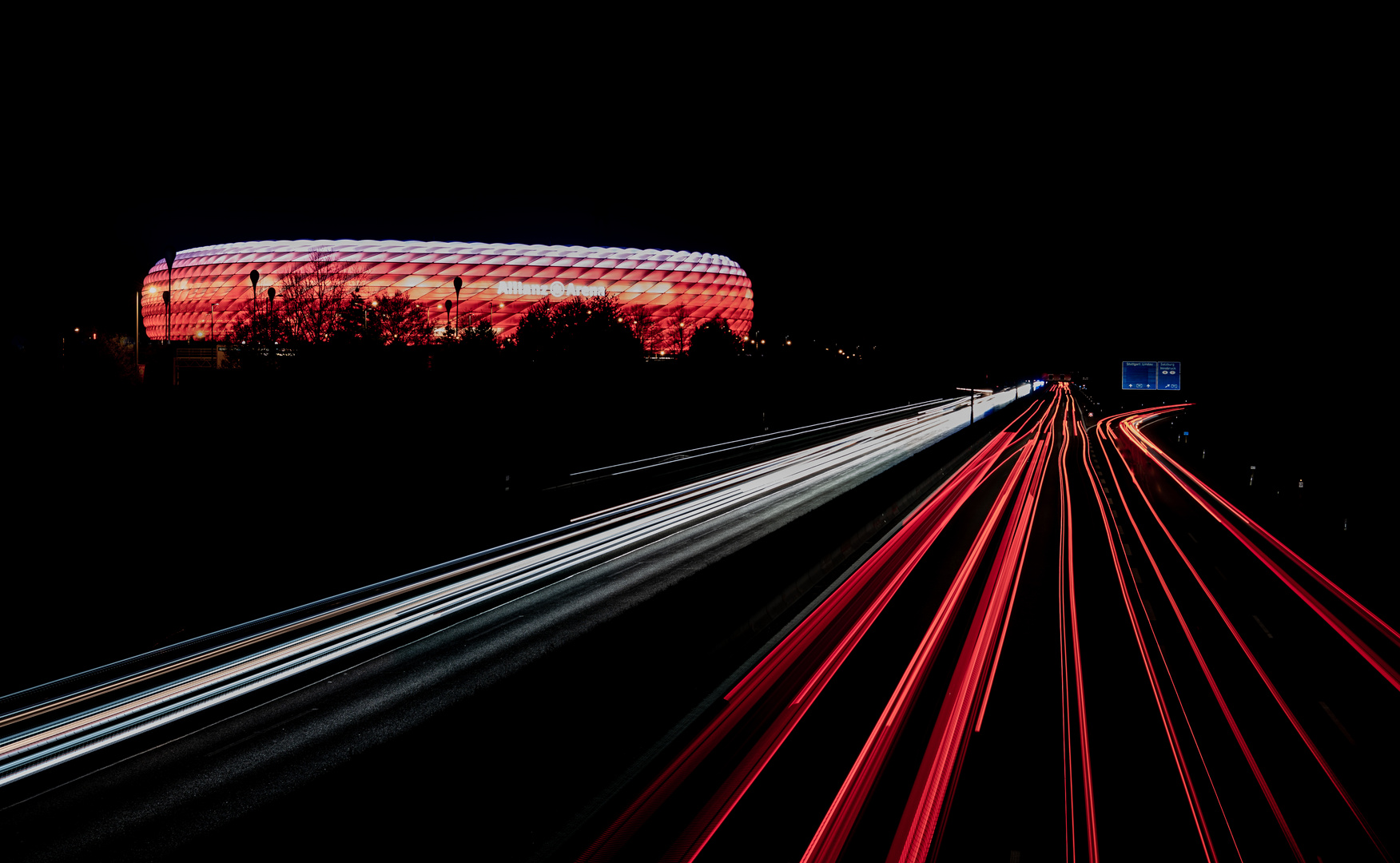 Die „Allianz Arena“ in München zu nächtlicher Stunde