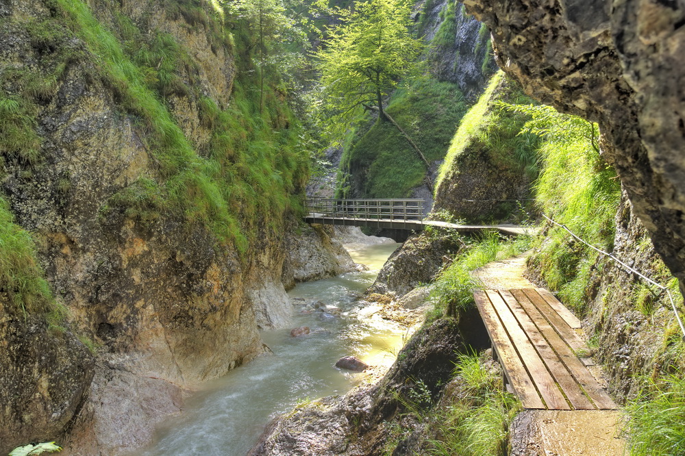 Die Almbach Klamm - wenn das Wasser ins Tal fließt