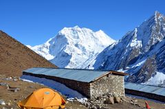 Die Alp Dharamsala mit dem Samdo Ri