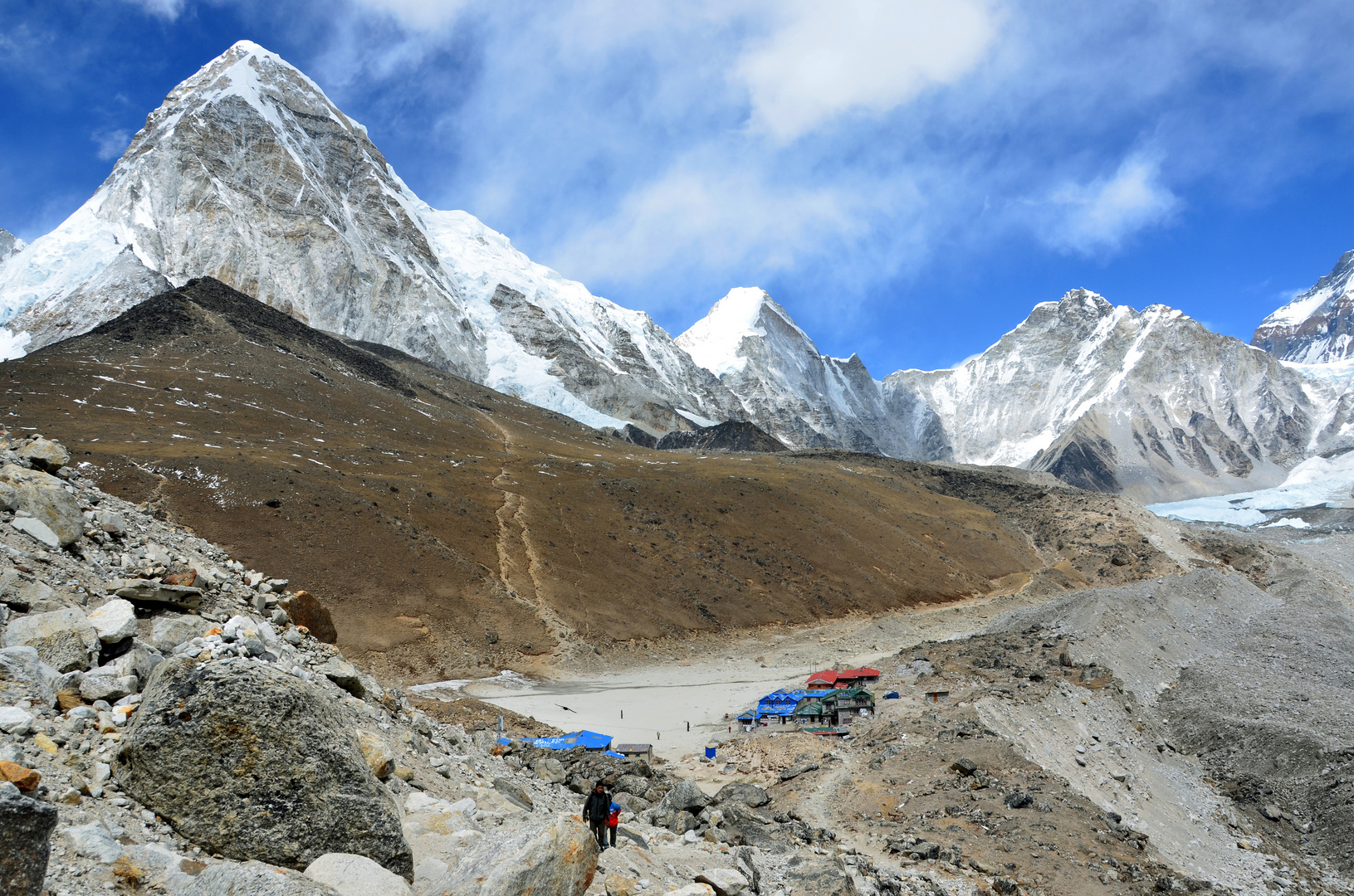 Die Alp Gorak Shep (5140 m) mit Kala Pattar (5545 m) und Pumori (7161 m)