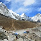 Die Alp Gorak Shep (5140 m) mit Kala Pattar (5545 m) und Pumori (7161 m)