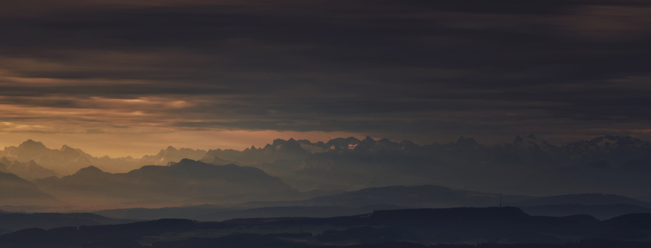 die Alpen am frühen Morgen