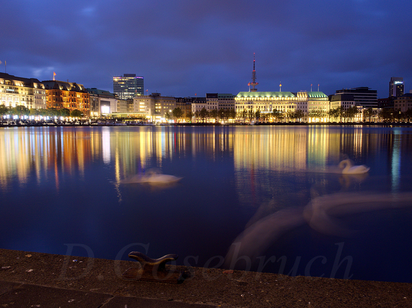 Die Alster zur blauen Stunde in einem Meer von Lichtern Hamburgs