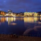 Die Alster zur blauen Stunde in einem Meer von Lichtern Hamburgs