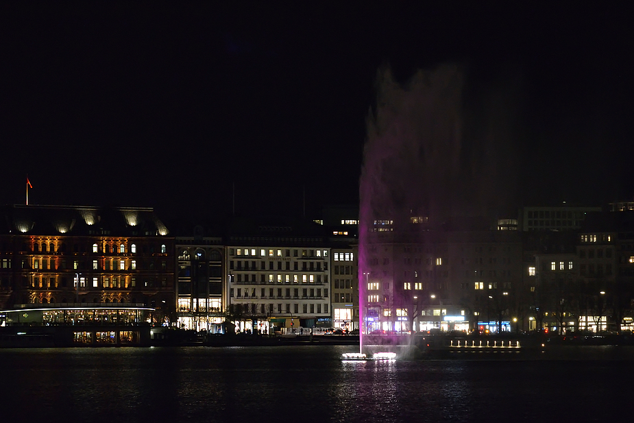 Die Alsterfontäne leuchtet in Pink,