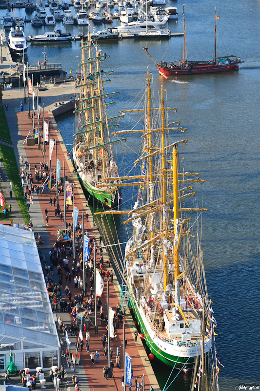 die alte alex und die neue alexander von humboldt II in bremerhaven