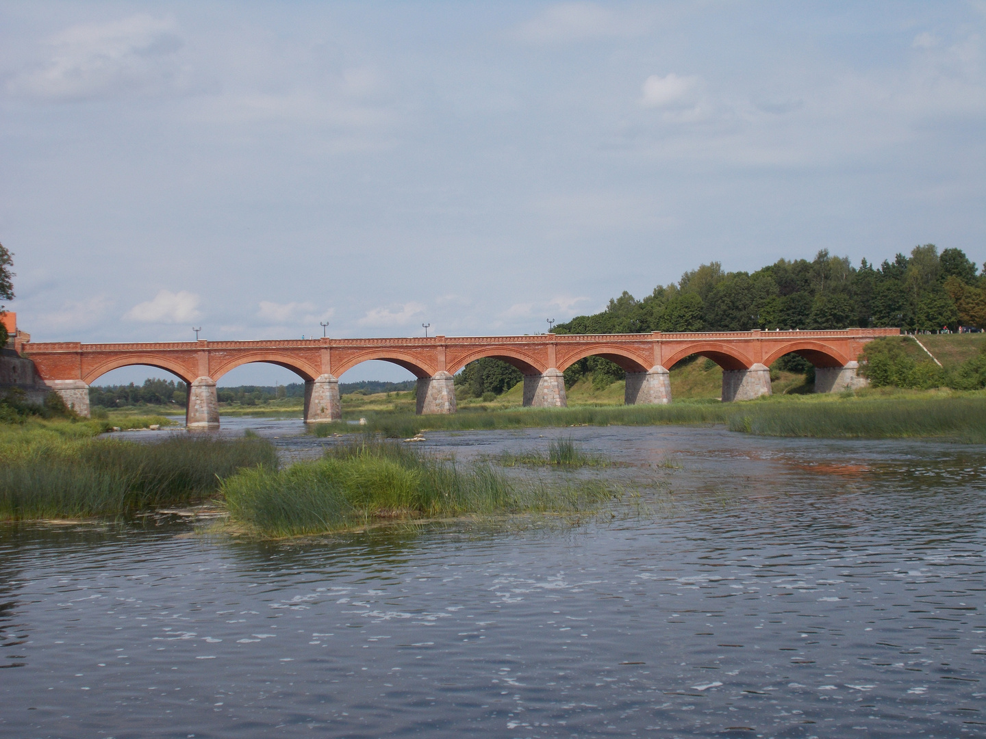 Die alte Backsteinbrücke über den Fluss Venta