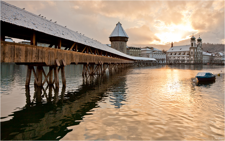 Die alte Brücke im Schnee