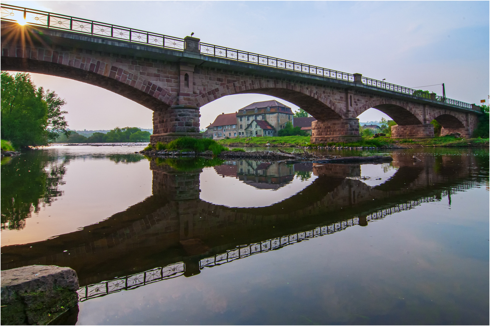 Die alte Brücke im Spiegel und Durchblick