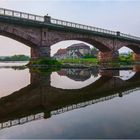 Die alte Brücke im Spiegel und Durchblick