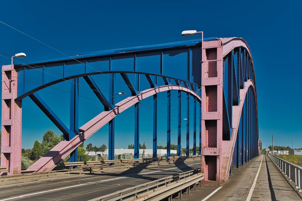 die alte Brücke verbindet wie dazumals nur woanders