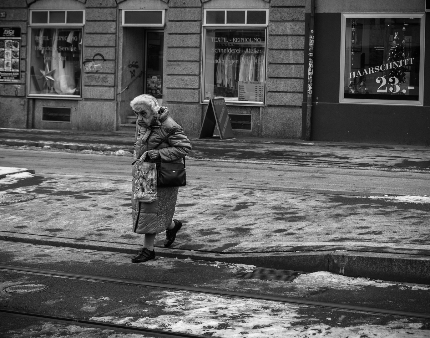 Die alte Dame und mein erstes Streetfoto