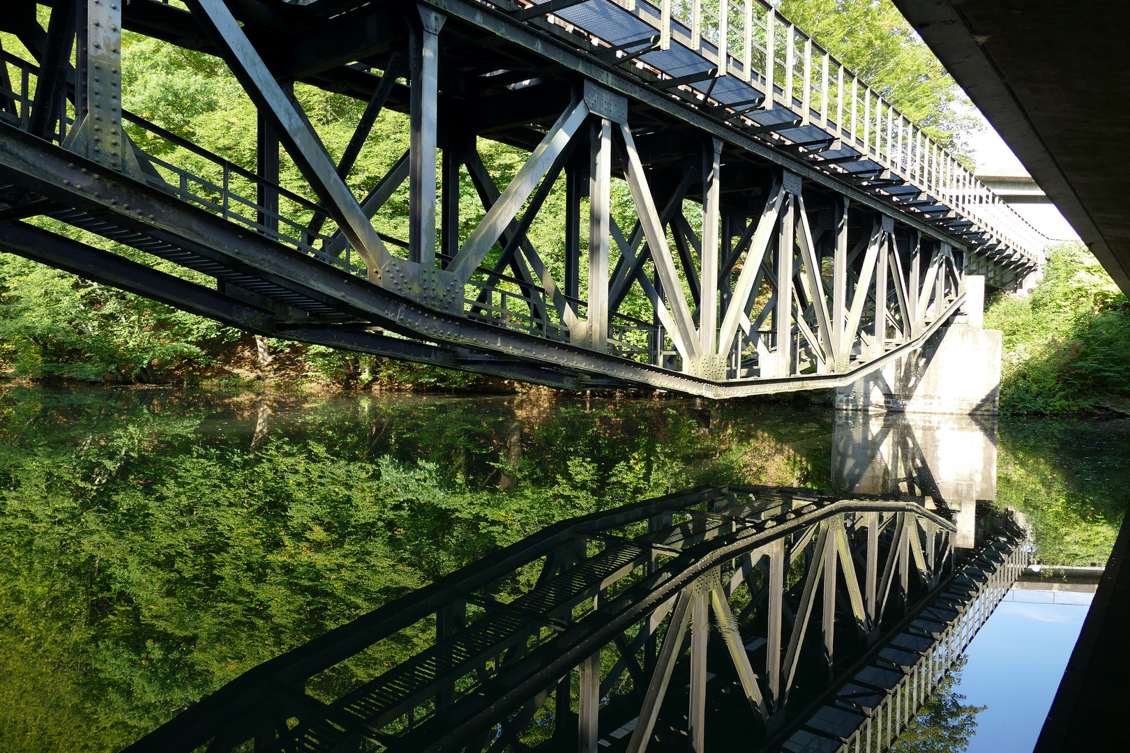 Die alte Eisenbahn-Brücke über dem Beyenburger Stausee ...