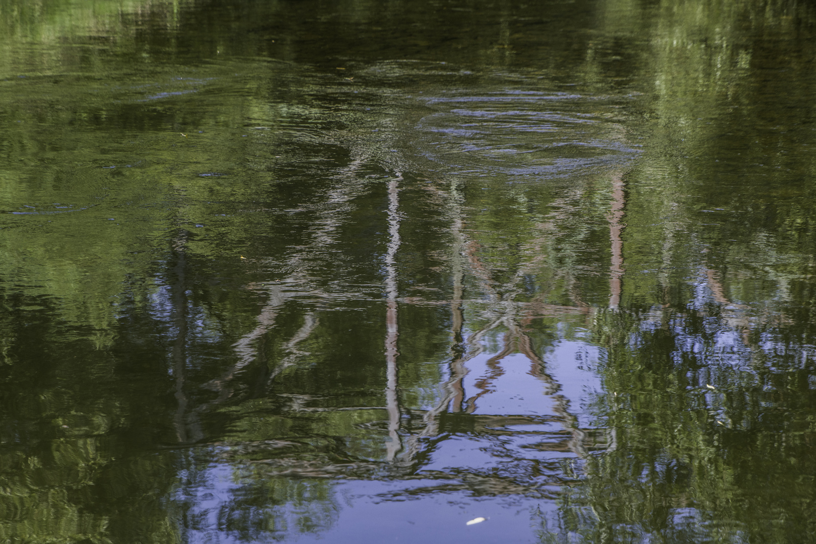 die alte Eisenbahnbrücke über dem Fluss zum Spiegeltag