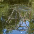 die alte Eisenbahnbrücke über dem Fluss zum Spiegeltag