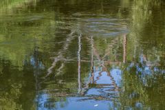 die alte Eisenbahnbrücke über dem Fluss zum Spiegeltag