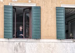 Die alte Frau am Fenster