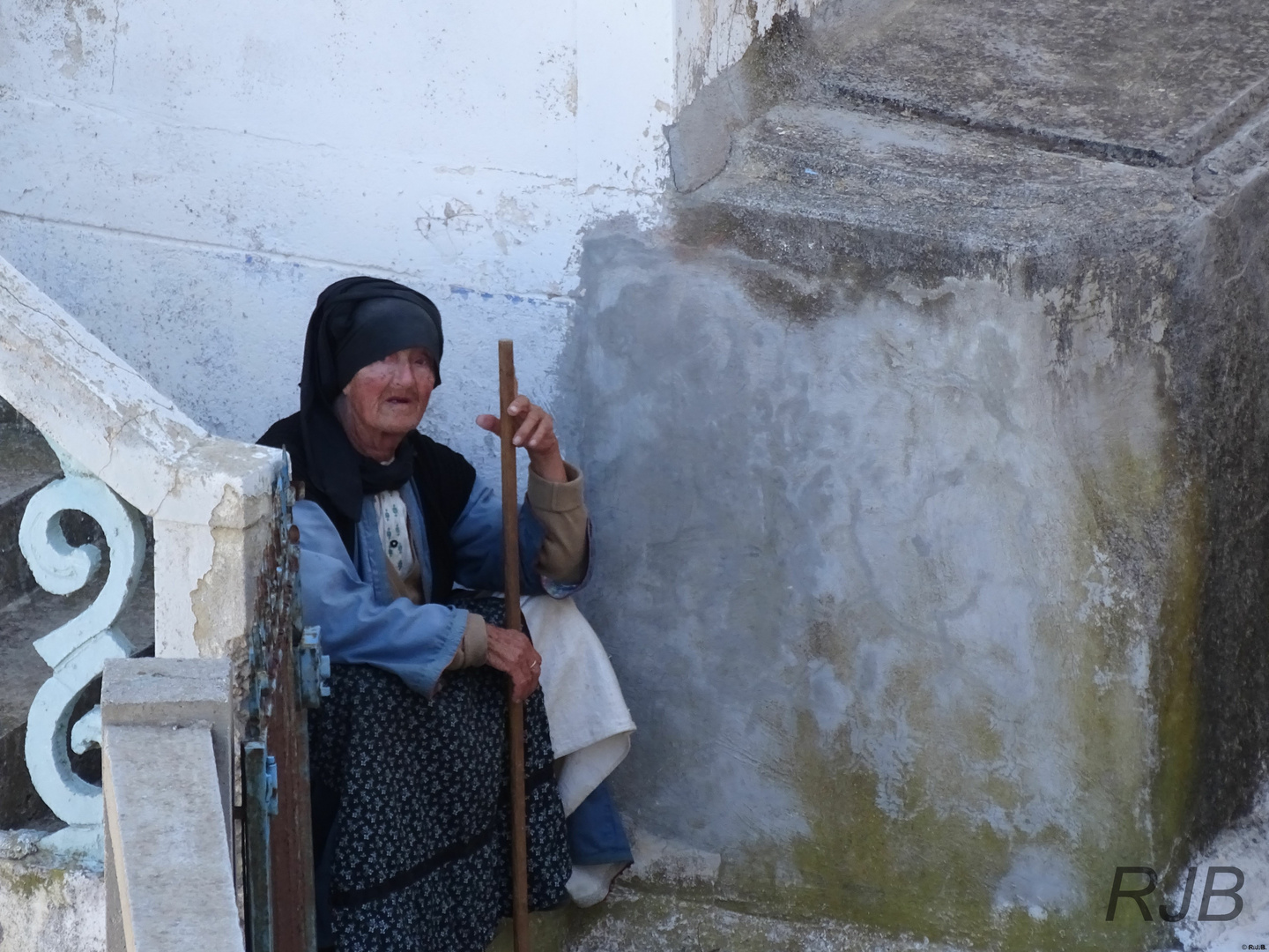 Die alte Frau auf der Treppe