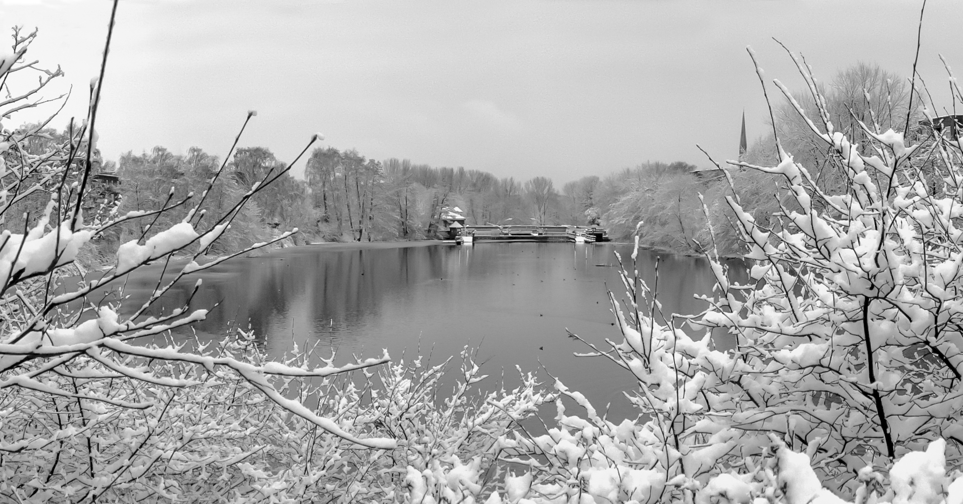 Die alte Fuhlsbütteler Schleuse am Morgen nach dem Schneefall in der Nacht