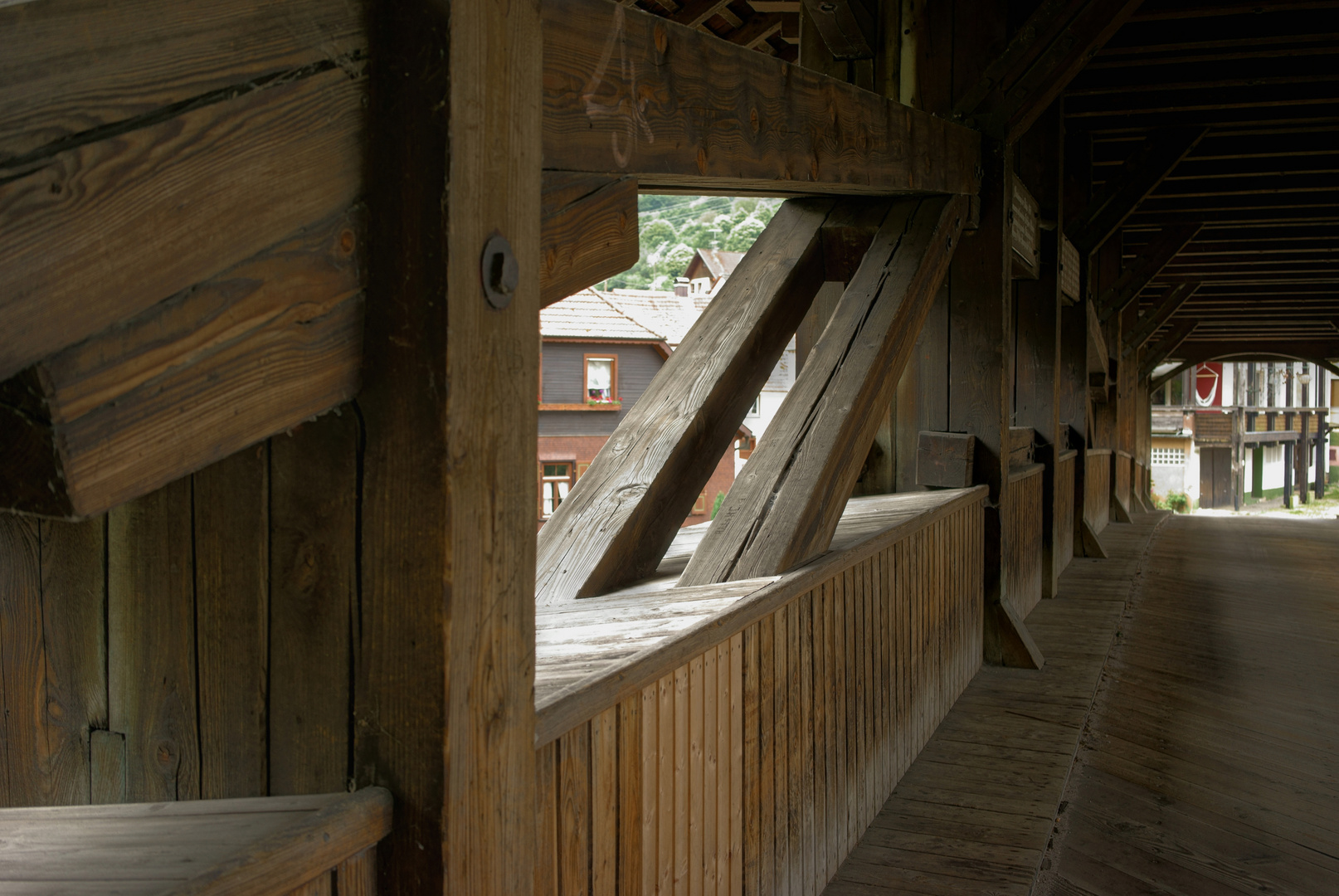 Die alte Holzbrücke über die Murg in Forbach - Innensicht.