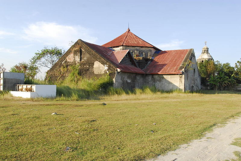 Die alte Kirche in Bacolor nahe des Pinatubo