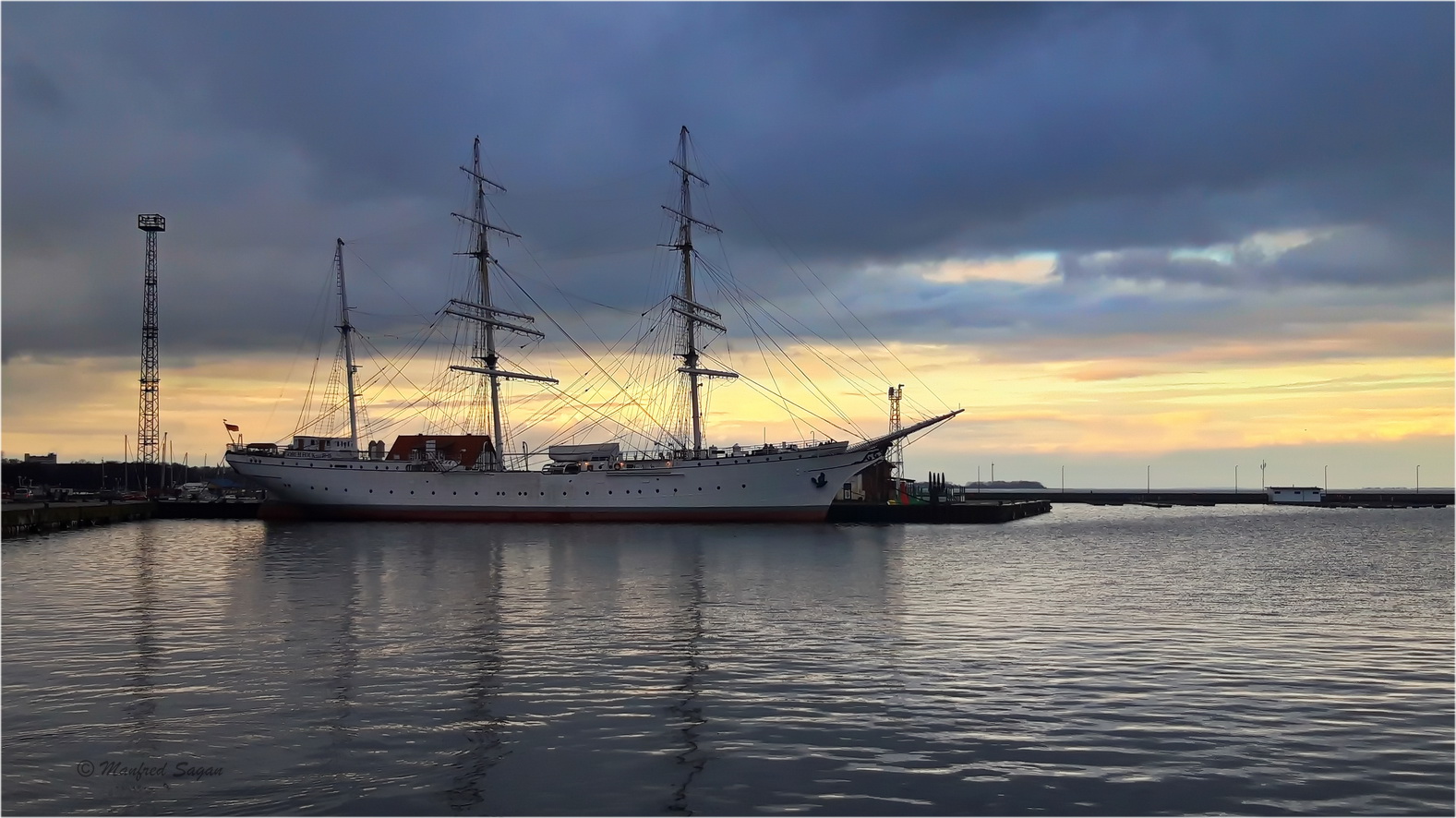 Die alte Lady "Gorch Fock1" im Stralsunder Hafen...