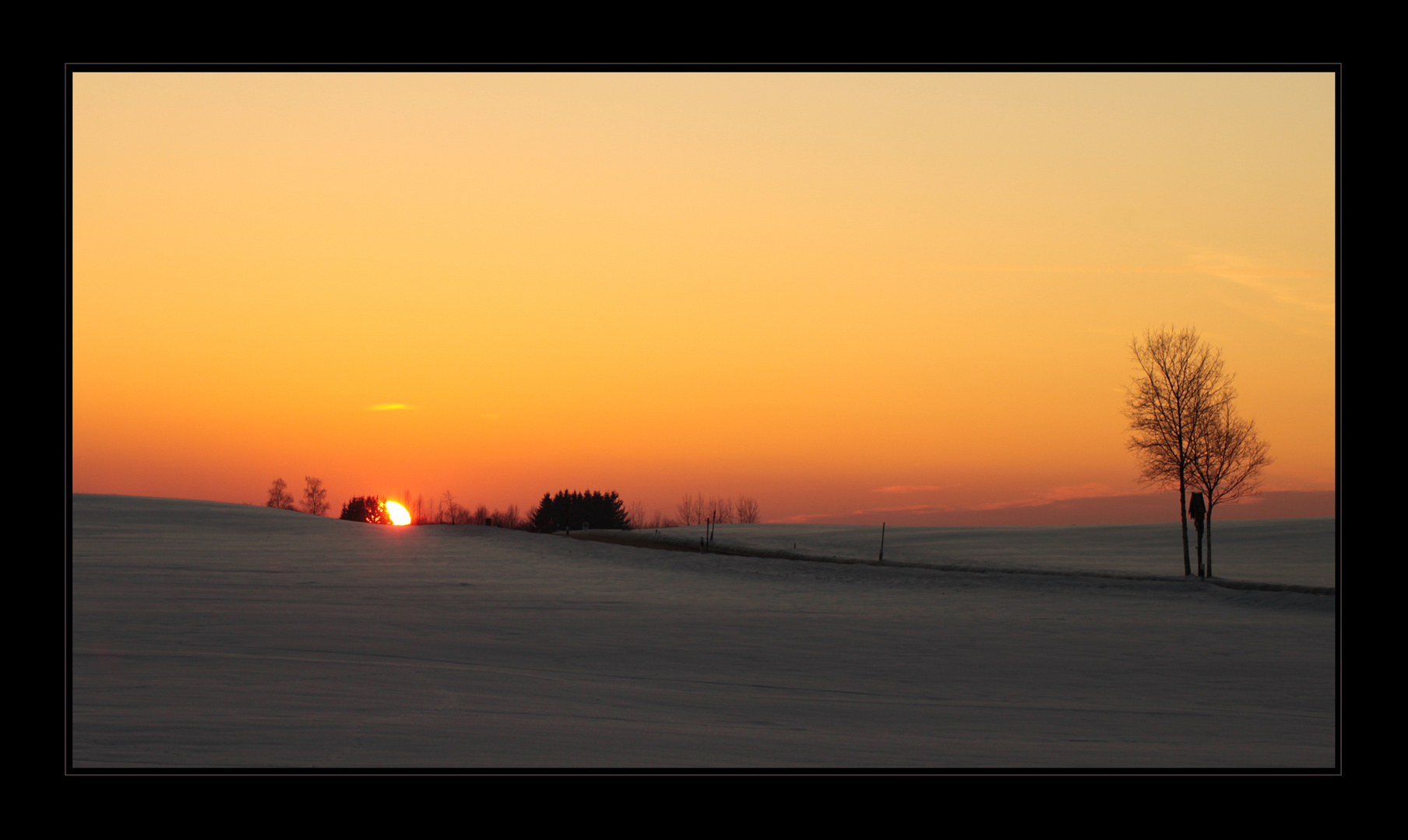 Die alte Landstraße in der untergehenden Sonne ...