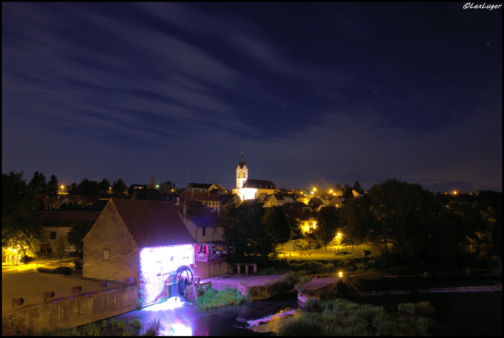 Die alte Mühle von Sarreinsming an der Saar bei Nacht