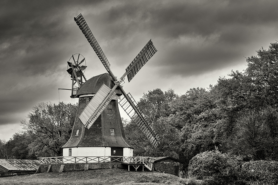 Die alte Mühle von Worpswede (1701) hat einen Hauch von Sepia aufgelegt. Das steht ihr zu.