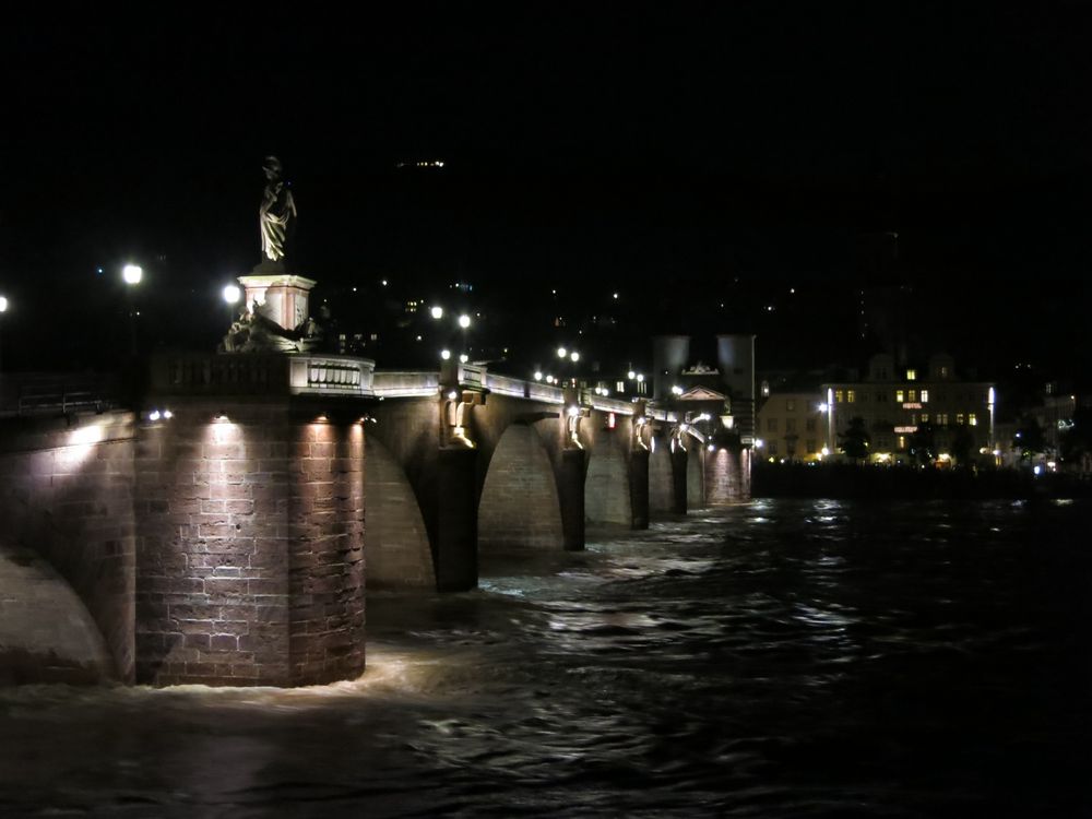 die alte Neckarbrücke in Heidelberg nach dem Feuerwerk