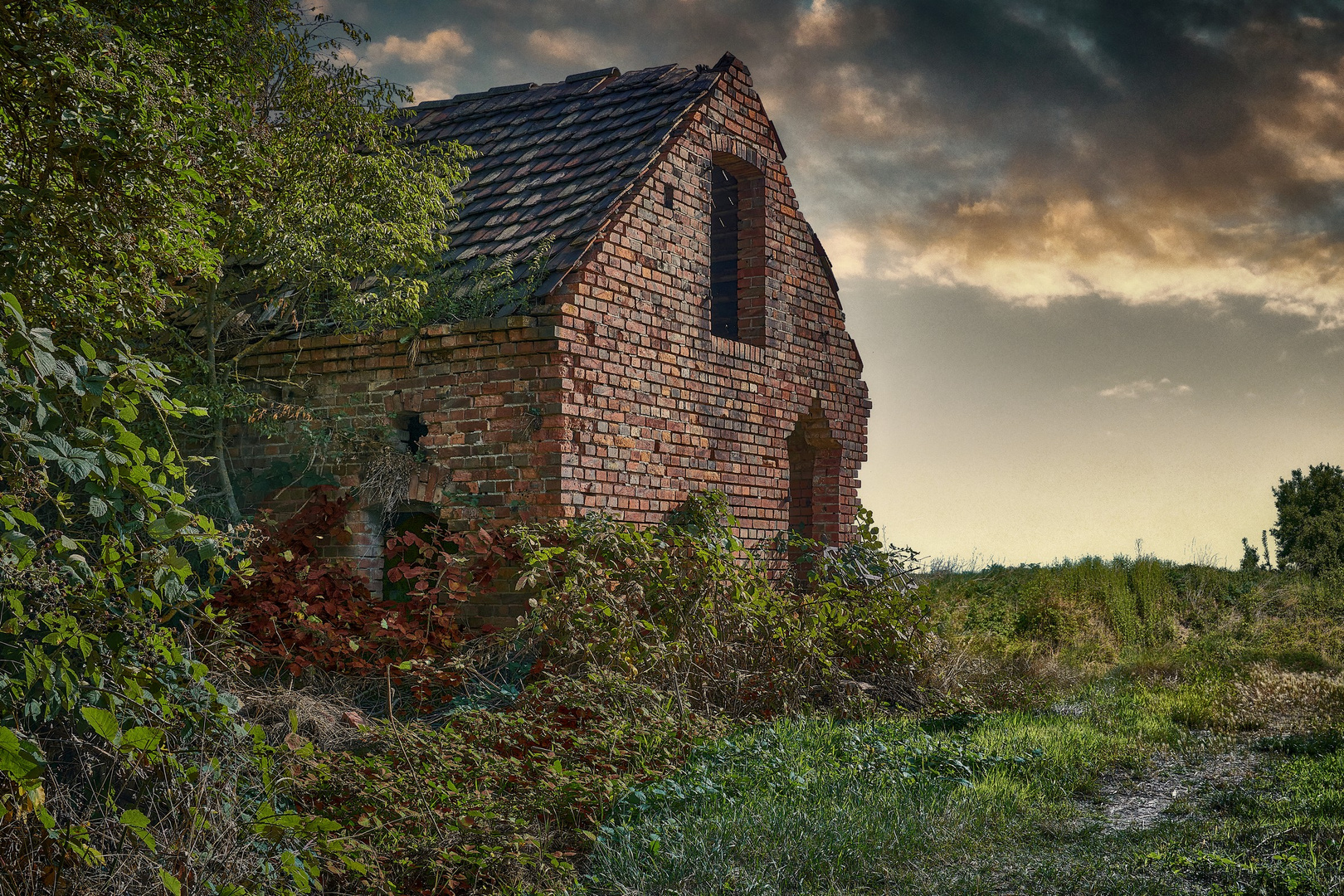 die alte Scheune hinter dem Dorf