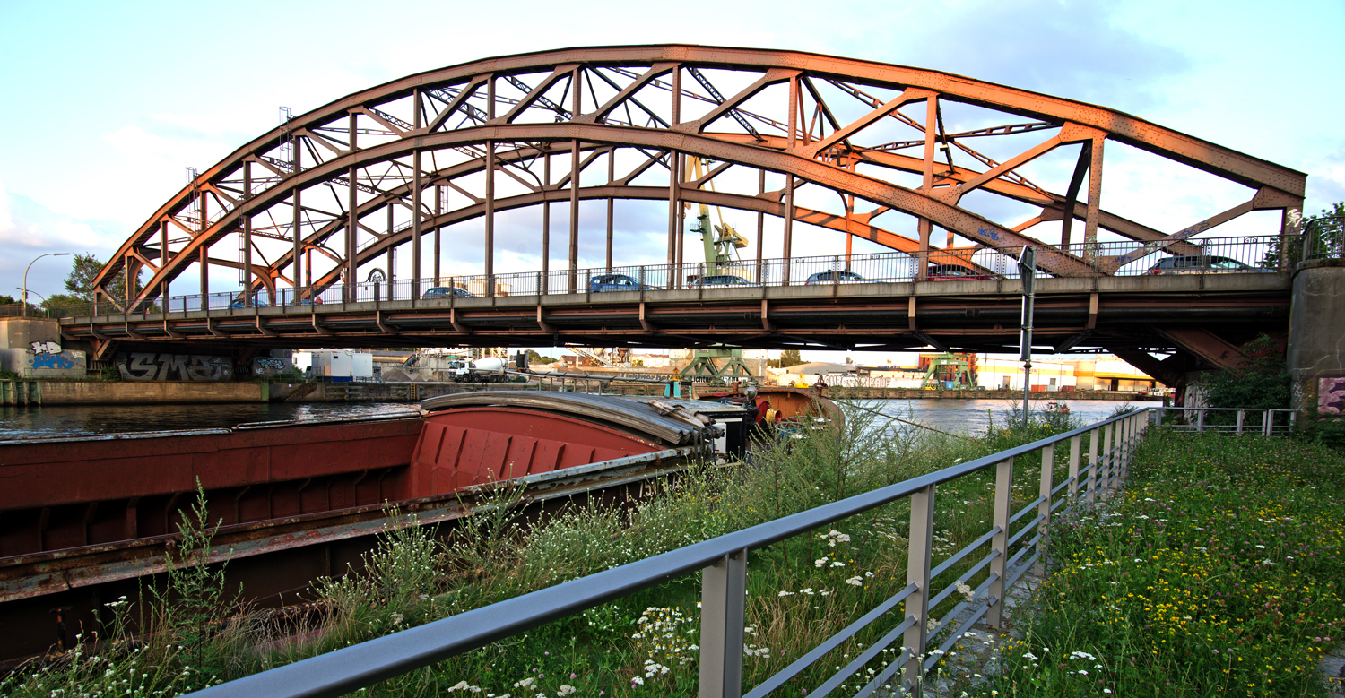 Die alte Schulenburgbrücke in Berlin Spandau