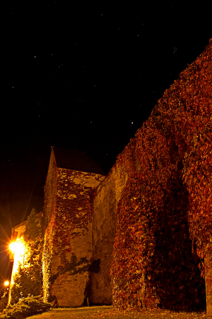 Die alte Stadtmauer von Saalfeld bei Nacht...