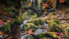 Die alte Steinbrücke im Herbst 