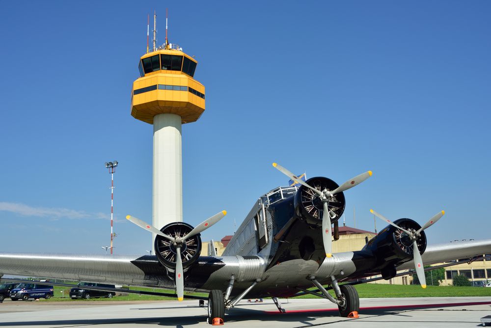 die alte Tante Ju auf dem Flughafen Hamburg