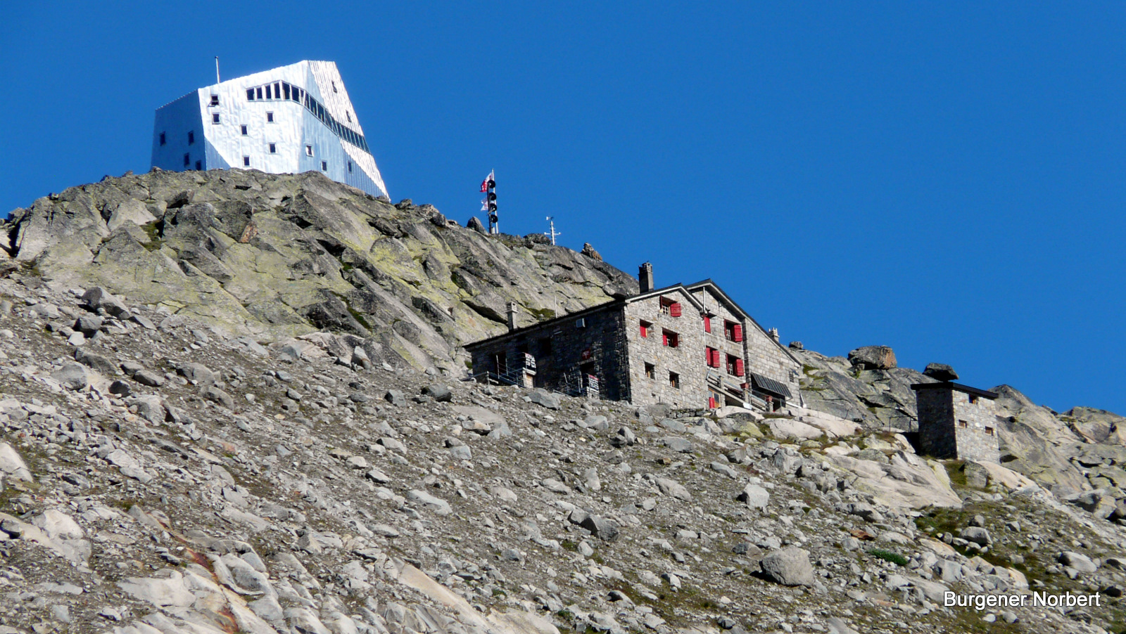 Die alte und die neue Monte Rosa Hütte.