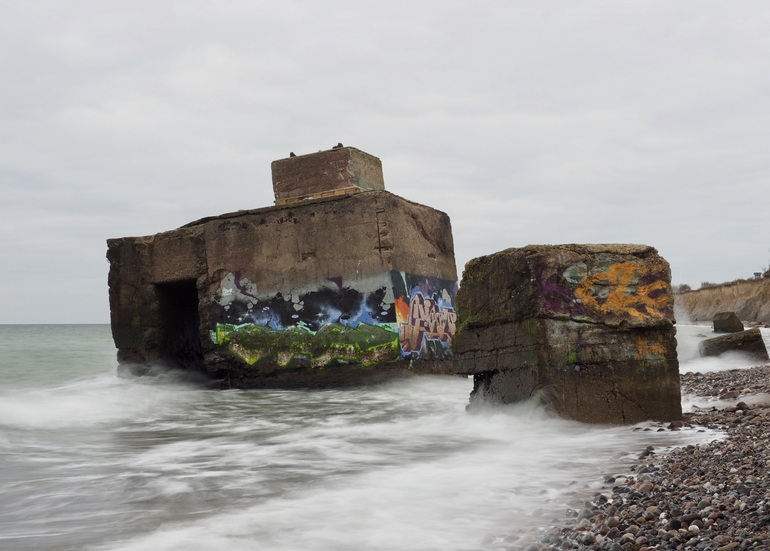 die alten Bunker mit neuen Graffitis